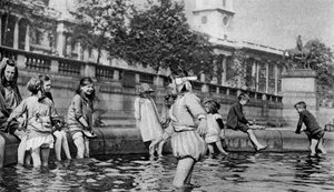 Dzieci wiosłujące w fontannach na Trafalgar Square, Londyn, 1926-1927
