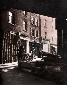 Kosze z owocami ułożone pod domami na Borough Market, Londyn, 1926-1927