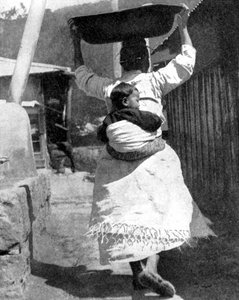 Koreańska kobieta niosąca na plecach dziecko, 1936.