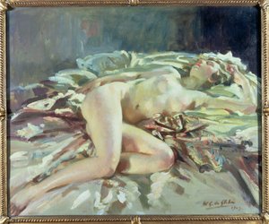Naga kobieta leżąca na łóżku