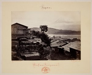 Fusiyama. Dom i góra Fuji w tle.