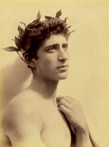 Studium chłopca w wieńcu, Sycylia, C.1898 (zdjęcie w sepii) autorstwa Baron Wilhelm von Gloeden