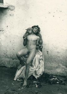 Młody chłopiec trzymający owcę, Sycylia, ok. 1899 r. (zdjęcie czarno-białe) autorstwa Wilhelm von Gloeden