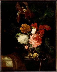 Róża, irys, liliowy i inne kwiaty w srebrnym wazonie uszny ze ślimakiem i motylem na drapowanej półce autorstwa Willem van Aelst