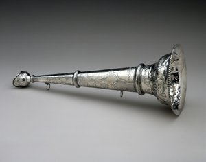 Trąbka strażacka, ok. 1930 r. 1857 (srebrny) autorstwa William Adams