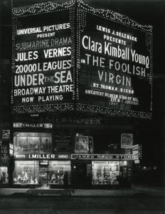 1554 Broadway przy 46th Street, I. Miller Shoes; James Drug Store i duże namioty do filmów oświetlone powyżej. autorstwa William Davis Hassler