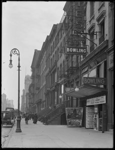 Szyld kręgielni przy 248 W. 14th Street, Nowy Jork, 2 maja 1916 r. autorstwa William Davis Hassler