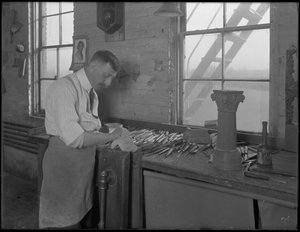 Carver pracujący nad ozdobami szkatuł, Oneida, Nowy Jork, 3 kwietnia 1916 autorstwa William Davis Hassler