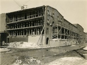 Plac budowy, dwóch mężczyzn stojących w otwartej części budynku magazynowego; Robbins und Ripley Engineers and Contractors, 23 marca 1916 r. autorstwa William Davis Hassler
