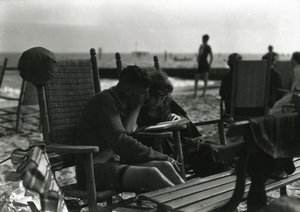 Czytanie dla par na plaży, Coney Island, ok. 1910-21 autorstwa William Davis Hassler