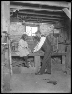Frank P. Hassler i Mary Hassler w piwnicy, Glen Ellyn, ok. 1912 autorstwa William Davis Hassler