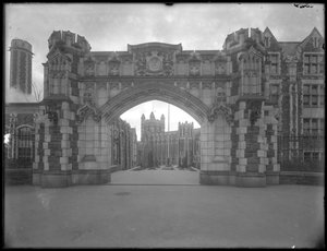 Brama w City College w Nowym Jorku, c.1912 autorstwa William Davis Hassler