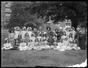 Grupowy portret dzieci z rzymskokatolickiego azylu dla sierot, Kingsbridge, Bronx, w fantazyjnych strojach na przyjęcie Matki Gęsi, ok. 1910