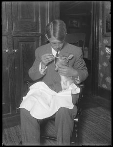 James H. Hassler karmiący królika, ok. 1912 r. autorstwa William Davis Hassler