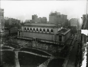 Nowojorska Biblioteka Publiczna i Bryant Park, ok. 1910-21 autorstwa William Davis Hassler