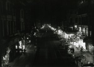 Nocny widok na Grand Street przy Orchard Street, Nowy Jork, 1917 r. autorstwa William Davis Hassler