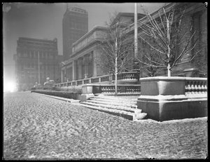 Nocny widok na fasadę Piątej Alei głównego oddziału Biblioteki Publicznej w Nowym Jorku w śniegu, 42nd Street i Fifth Avenue, Nowy Jork, 6 marca 1915 autorstwa William Davis Hassler