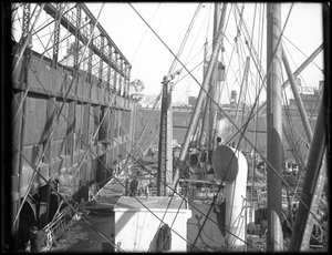 R.M.S. Załadunek Carpathia na molo 54 N.R., 1912 r. autorstwa William Davis Hassler