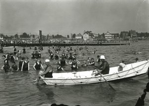 Łódź wiosłowa i pływacy w wodzie, Coney Island, ok. 1910-21 autorstwa William Davis Hassler