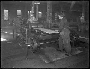 Bieżąca tarcica przeznaczona do wykorzystania w produkcji trumny za pomocą strugarki dwupowierzchniowej, Oneida, Nowy Jork, 3 kwietnia 1916 autorstwa William Davis Hassler