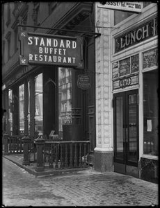 Znak dla standardowej restauracji bufetowej, Fourth Avenue między E. 31st a 32nd Streets, Nowy Jork, 6 lutego 1917 autorstwa William Davis Hassler