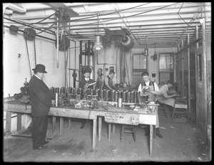 Warsztat na szóstym piętrze, Geyser Electric Water Heater Company, 42 Hudson Street, Nowy Jork, 31 grudnia 1914 r. autorstwa William Davis Hassler