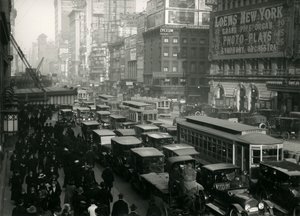 Times Square, zatłoczony przez samochody, autobusy i ludzi, ok. 1917 r. autorstwa William Davis Hassler