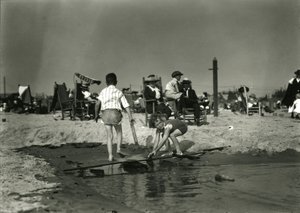 Dwoje dzieci bawi się skrawkami drewna na płyciznach, Coney Island, ok. 1910-21 autorstwa William Davis Hassler