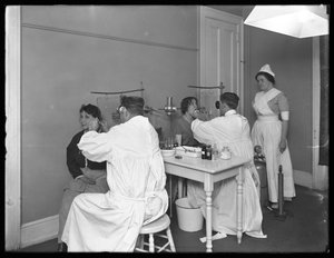 Dwóch badanych pacjentów, sala badawcza nr 1, szpital Seton, Spuyten Duyvil, Bronx, 30 października 1914 autorstwa William Davis Hassler