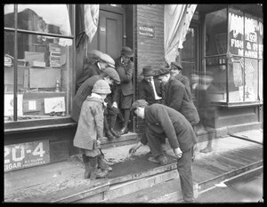 Niezidentyfikowani chłopcy strzelający do kości na werandzie, Nowy Jork, 30 maja 1915 r.