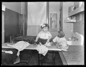 Niezidentyfikowana dziewczynka demonstrująca użycie żelazka elektrycznego, ok. 1913-14 autorstwa William Davis Hassler