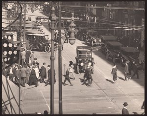 Szósta ulica patrząca na północ od Olive Street autorstwa William G. Swekosky
