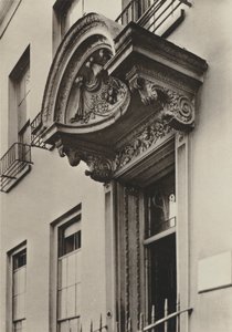 Doorway, 9, Grosvenor Road, Londyn (zdjęcie czarno-białe) autorstwa William Galsworthy Davie