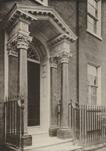 Doorway, Brighton Road, Reigate, Surrey (zdjęcie czarno-białe) autorstwa William Galsworthy Davie