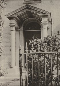 Drzwi, Cranbrook, Kent (zdjęcie czarno-białe) autorstwa William Galsworthy Davie