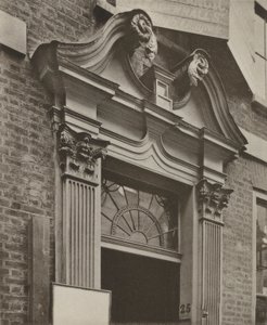Doorway, Crutched Friars, Londyn (zdjęcie czarno-białe) autorstwa William Galsworthy Davie
