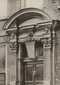 Doorway, Great St Helens, Londyn (czarno-białe zdjęcie) autorstwa William Galsworthy Davie