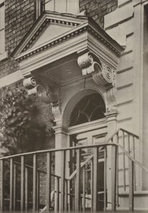 Doorway, Lower Bridge Street, Chester (zdjęcie czarno-białe) autorstwa William Galsworthy Davie