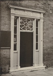 Doorway, Newbury, Berks (zdjęcie czarno-białe) autorstwa William Galsworthy Davie