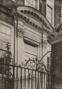 Drzwi, North Pallant, Chichester (zdjęcie czarno-białe) autorstwa William Galsworthy Davie