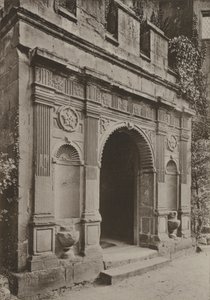 Doorway, Porch at the Gate House, Kenilworth (zdjęcie czarno-białe)