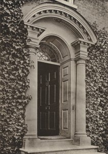 Drzwi, Steyning, Sussex (zdjęcie czarno-białe) autorstwa William Galsworthy Davie
