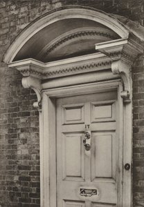 Doorway, The Causeway, Horsham, Sussex (zdjęcie czarno-białe) autorstwa William Galsworthy Davie