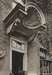 Doorway, The Manor House, Bermondsey, Londyn (zdjęcie czarno-białe) autorstwa William Galsworthy Davie