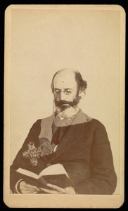 [Niezidentyfikowany łysiejący, brodaty mężczyzna czytający na siedząco]. autorstwa William H. Mumler
