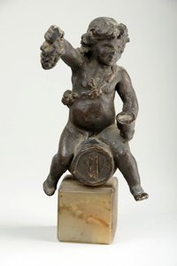 Aniołek na beczce wina (tynk malowany) autorstwa William Hamo Thornycroft
