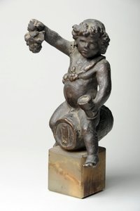 Aniołek na beczce wina (tynk malowany) autorstwa William Hamo Thornycroft