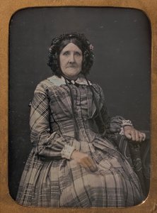 Siedząca starsza kobieta ubrana w sukienkę w kratę i czepek, 1854-60. autorstwa William Hardy Kent