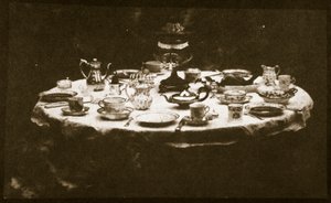 Elegancko nakryty stół, ok. 1841 (odbitka na papierze solnym z negatywu kalotypowego) autorstwa William Henry Fox Talbot