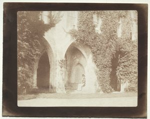 Calvert Jones siedzący w zakrystii w opactwie Lacock, 1845. autorstwa William Henry Fox Talbot